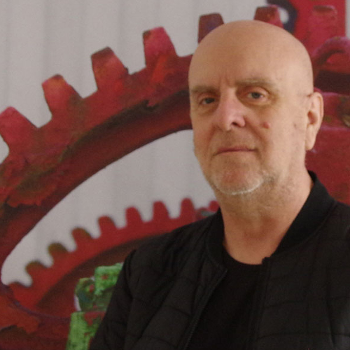 Gerhard Grabsdorf vor roten Zahnrädern